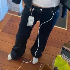 NAKD jeans med låg midja - Säljer desse jätte fina poppis ”jeans med låg midja” från nakd i storlek 32 och färgen rinse wash (mörkblå. Helt oanvända med prislapp kvar!🩷