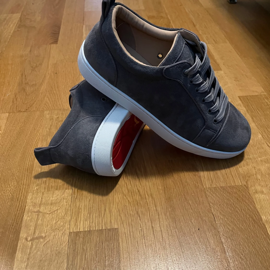 Gråa sneakers i mocka med vit sula - 3