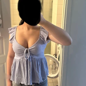 Sommar topp - Ljusblå sommar topp från lager 157 i storlek XS men passar S också, den är sparsamt använd och har inga hål eller defekter❤️ passar perfekt nu när sommaren snart kommer.