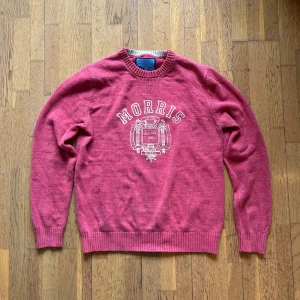 Röd Morris Tröja - Snygg röd Morris tröja i ett mycket bra skick! // Storlek: Medium, jag på bild är 177cm // Hör av er vid frågor! 🙌🏼