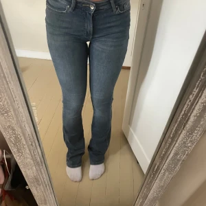 Blå jeans från ONLY - Jeans med mellanhög midja och bootcut. Storlek S/38. Aldrig använda. 