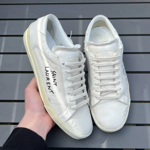 Saint Laurent skor  - Säljer nu dessa sjukt snygga ysl! Perfekt till sommaren. Size 42. Skick 8,5/10! Defekter? Lite sv sulan börjar lossna pyttelite. Vad ingår? Bara skorna. Hör av dig vid misnta fundering 😊