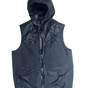Moncler Heizo väst  - Moncler Heizo black label vest. Size 4 fits L. Skick 9/10 fel fri. Pris 2990 finns att köpa på Fashionels.com