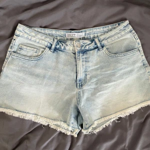 Jeansshorts - Säljer dessa ljusblå jeansshorts från primark i spanien i storlek 42 som inte kommer till användning. De är lågmidjade/mid waist och har fickor, väldigt bekväma. Skriv gärna vid frågor och pris kan diskuteras 🫶🏻