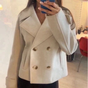 Beige kort kappa - Jättefin beige kappa från KappAhl med knappar, har blivit lite nopprig☺️