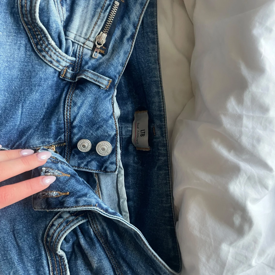 Blå bootcut jeans med slitningar från LTB - 1