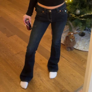 Mörkblå bootcut jeans från True Religion - Säljer ett par mörkblå jeans från True Religion med bootcut-passform då jag ej använder de längre!💕 De är endast använda max 5 gånger så väldigt nyskick!