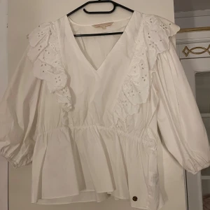 Vit blus - Säljer den här jätte söta blusen då den inte kommer till användning. Pris kan diskuteras! Första med rimligt pris som gäller!
