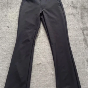 Svarta kostymbyxor från Bik Bok - Snygga svarta kostymbyxor från Bik Bok med klassisk passform. Byxorna har diskreta fickor fram och stängs med dragkedja och hake. Perfekta till en stilren look. Köpte för 500kr