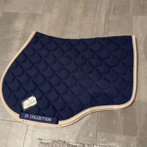 Schabrak! JH COLLECTION🙌🏼 marinblått💙💞 - JH COLLETION, schabrak!!🙌🏼ALDRIG använt. Jätte bra skick! Pris lappen är kvar! Men vet inte orginal priser för att jag fick det i present så då täckte man priset!🙌🏼