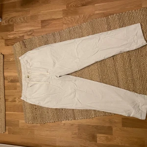 Vita linnebyxor från Ahlquist clothing - Säljer ett par vita linnebyxor från Alquist Clothing i storlek M. Säljer för att dom är för små för mig. De är använda max 5 gånger så alltså väldigt bra skick. 