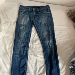 Blå jeans från Tiger of Sweden - Snygga blå jeans från Tiger of Sweden med klassisk femficksdesign och raka ben. Jeansen har normal passform och är tillverkade i denim med lätt slitning framtill för en cool look. de är för små för mig storleken är 32-32 och är i slim riktigt sköna och fräscha och priset är 600 men inte helt spikat kom privat för mer frågor