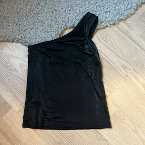 Svart one shoulder klänning - Skimrig one-shoulder fest-topp 🥰 I storlek S från Lindex 