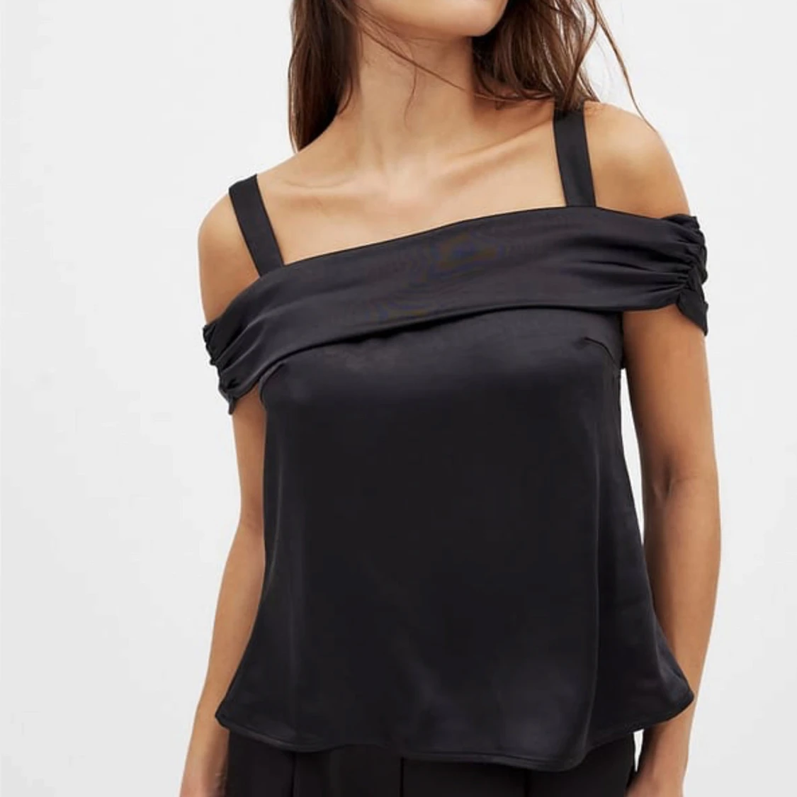 Svart satintopp med rosettdetalj från NA-KD - 1