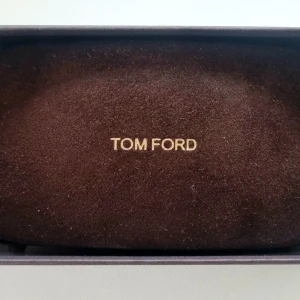 Tom Ford solglasögon - Säljer mina exklusiva Tom Ford-solglasögon – nästan nya! ✨"    Använda endast 2 gånger – i nyskick!  Anledning till försäljning: Blev för stora för mig.    ✅ Dubbelverifierade av LuisaViaRoma & Vestiaire Collective (100% äkta)!   ✅ Komplett set – med originalfodral, ask och alla tillbehör.    Missa inte detta fynd! Perfekta som en lyxig gåva eller till dig själv. Slip förbi butikens höga priser – här får du hög kvalitet till ett förmånligt pris.  📩 Skicka ett meddelande nu innan någon 