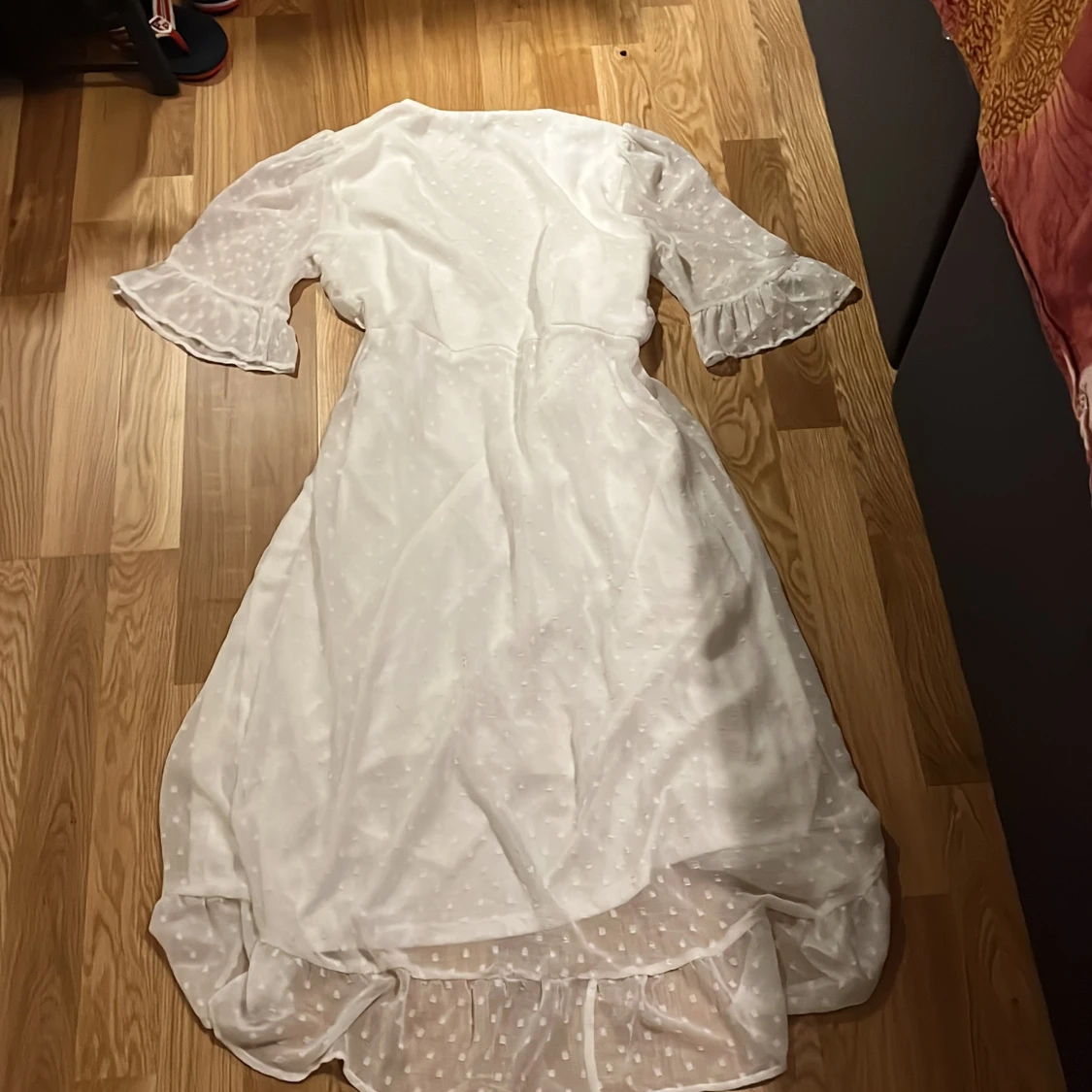 Vit omlottklänning med volang från Vero Moda - 1