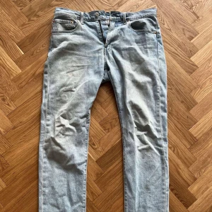 Ljusblå jeans, Levis - Fina ljusblå jeans från Levis 502. Strl 32/32