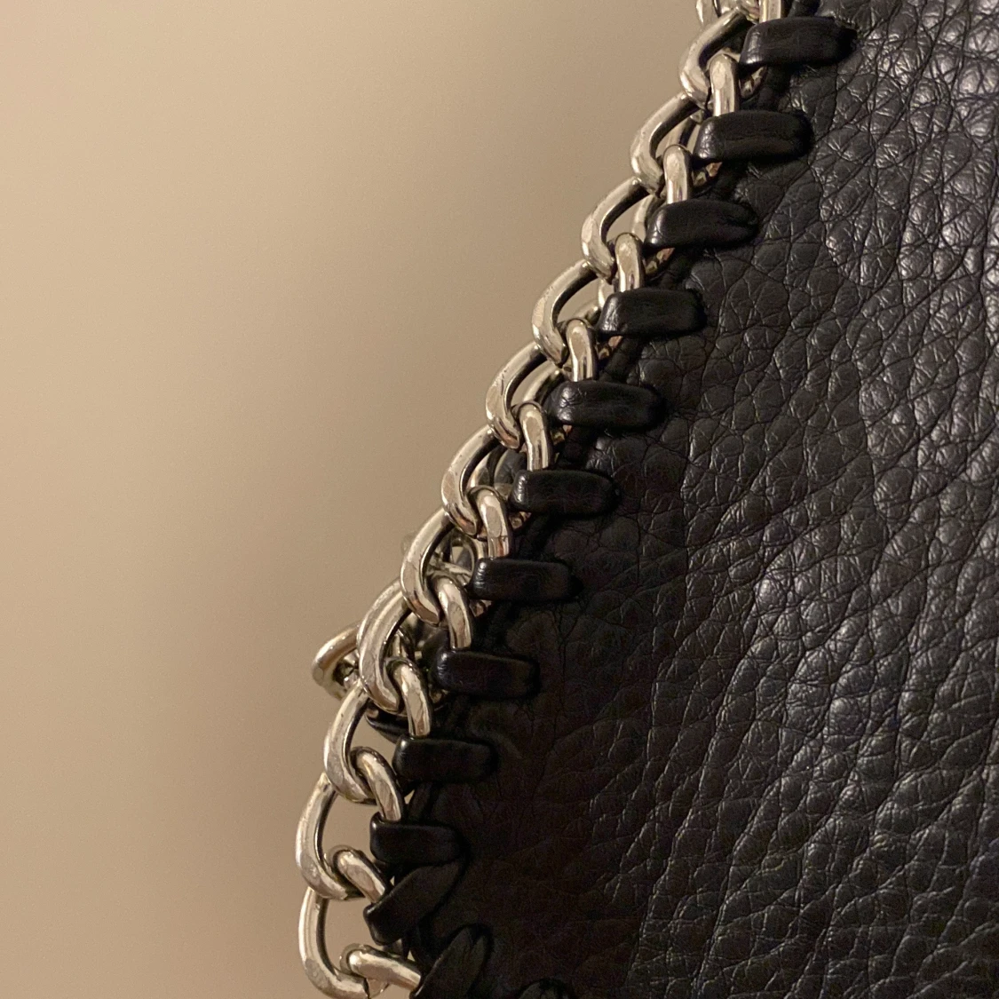 Svart axelväska med kedja - 2