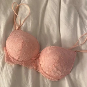 ljusrosa push up bh - superskön söt rosa spets push up bh💕💕storleken e xs men skulle säga att den upplevs som 70b, minns inte riktigt varifrån bhn är, bhn e bara testad 