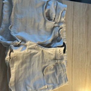 Vita jeansshorts från XOXO friends - Säljer ett par vita jeansshorts från XOXO friends i storlek 146. Shortsen har klassisk femficksdesign, råa kanter nertill och bälteshällor. Perfekta för varma dagar och enkel att matcha med olika toppar.
