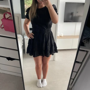 Svart kortklänning  - Svart kortklänning med rund hals och korta puffärmar. Super söt och bekväm perfekt för middag eller fest!