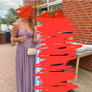 Ljuslila långklänning från Abiyenial - Säljer en elegant ljuslila långklänning från Abiyenial med smala axelband och v-ringad halsringning. Klänningen har ett fint fall och markerad midja, perfekt för bal eller fest. Materialet är mjukt och glittrigt.