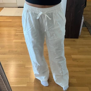 Madlady linnebyxor XS-short - Säljer ett par vita linnebyxor med normal passform och dragsko i midjan. Byxorna har raka ben och elastisk midja. Perfekt till sommaren!                                                    Har ej kommit till användning då dessa är lite långa på mig. Längden passar nog någon mellan160-165cm lång.    Storleken är slutsåld på hemsidan. Nypris: 599kr