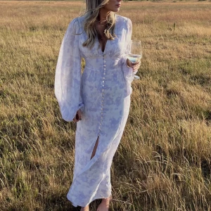 Adoore Positano klänning - Säljer nu min Adoore Positano klänning som tyvärr inte kommer till användning, jätte bra i skicket💕 Går knappt att få tag på idag! Kan gå ner i pris vid snabb affär!