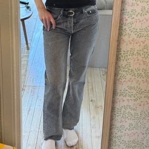 Straight jeans  - Säljer mina super fina straight jeans från & other stories. De är den perfekta gråa färgen och super bekväma. Jag är en S i byxor och 164 cm, sitter snyggt på mig❤️jeansen är storlek EUR 28