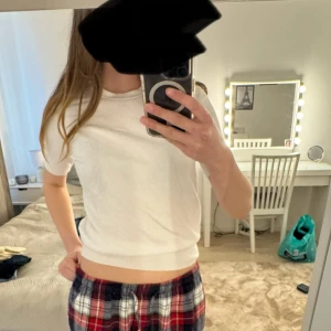Vit kortärmad topp - Säljer en enkel och stilren vit kortärmad topp med rund hals. Perfekt att matcha med olika outfits och passar året runt.