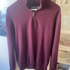 Ralph lauren tröja - Säljer en vinröd långärmad tröja från Ralph Lauren med halv dragkedja och broderad logga på bröstet. Tröjan är tillverkad i ett stickat material. Väldigt bra skick. Storlek M Passar dig som bär M/L. Nypris 1799 mitt pris 499kr. Skriv vid frågor eller funderingar/ mvh Leo