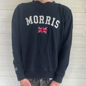 Mörkblå Morris sweatshirt  - Mörkblå Morris sweatshirt| Skick: 9/10 Storlek:M Hör av er vid minsta fundering! 