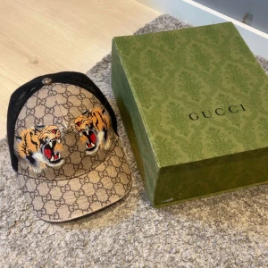 Gucci keps tiger - Säljer min tiger gg keps äkta med alla tillbehör lappen inuti är av klippt men den finns i lådan 