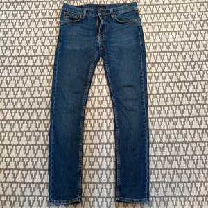 Nudie Jeans lean dean - Snygga mörkblåa nudie jeans som är as feta.  De är köpta på deras butik i stan.  De är storlek 30/32 och har modellen lean dean. Det finns ett litet hål mellan benen som man dock inte ser när man har på sig byxorna.                                                                        Pris kan sänkas vid snabb affär