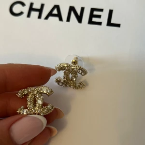 Chanel örhängen - Säljer mina andra par Chanel örhängen! Påse ingår. 