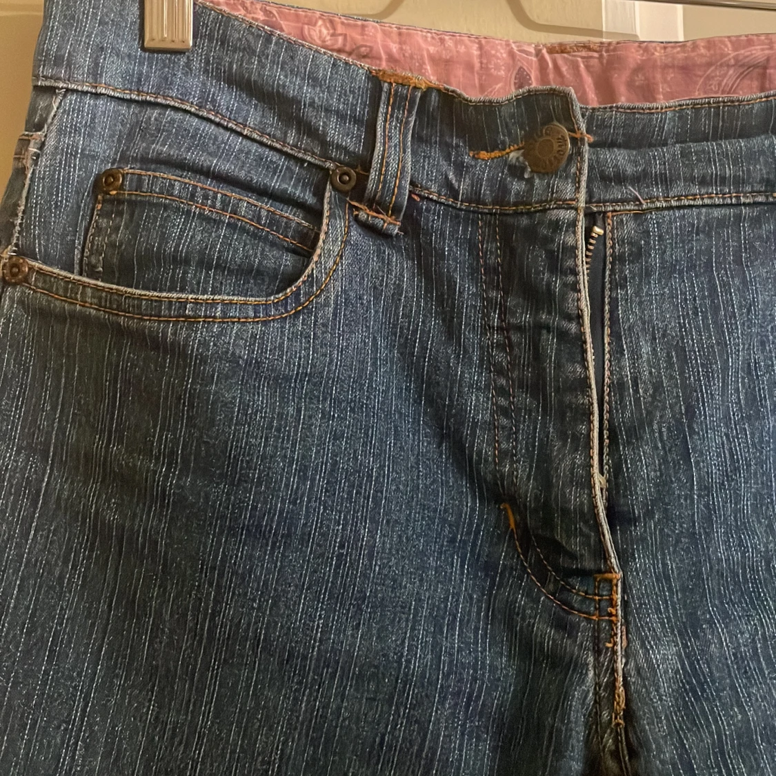 Blå flare jeans med broderade bakfickor - 3