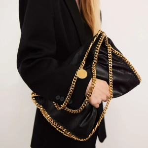 Stella McCartney väska - Säljer en av mina absoluta favorit väskor då den inte kommer tills användning längre. Köpte den på versaille collective för 7500🩷den är använd men har inga defekter, rostning eller fläckar då jag har varit väldigt rädd om den!!  Väskan har en mjuk, vegansk läderlook och kan bäras både i handen och över axeln. Perfekt för dig som vill ha en praktisk snygg väska till vardagen🤩🩷
