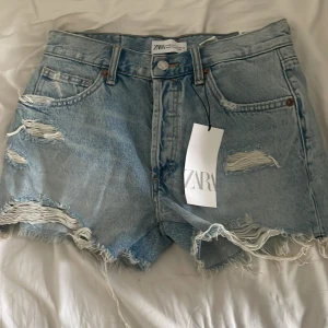 Ljusa jeansshorts från Zara - Säljer ett par snygga ljusa jeansshorts från Zara. Lappen är kvar och dem är helt oanvända!!💞