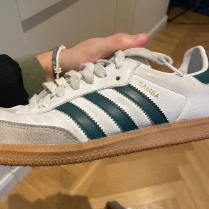 Adidas Sambas med gröna sträck - Najs Adidas Samba med gröna sträck. Ny pris ca 1400. Använda men gott skick. Säljer pga använder inte längre men grymma vår och sommarskor. Storlek 42 2/3