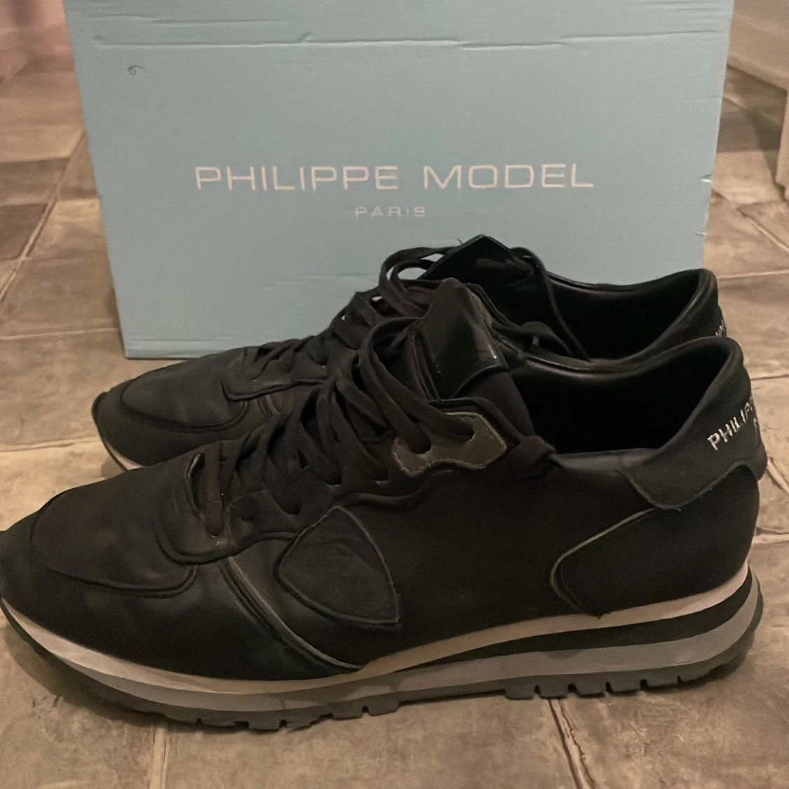 Svarta sneakers från Philippe Model