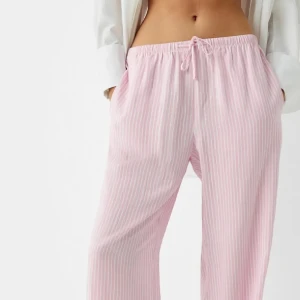 Linnebyxor - Säljer ett par mjuka och luftiga mjukisbyxor i rosa och vitt med smala ränder. Byxorna har en relaxed passform och snörning i midjan för justerbar komfort. Perfekta för en chill dag hemma.