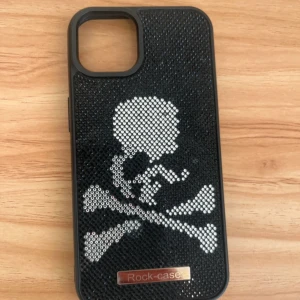 Svart mobilskal Rock-case - Säljer ett svart mobilskal dekorerat med glittrande stenar.