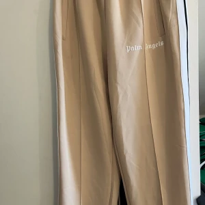 Beige palm angels byxor - Fina byxor från palm angels, A1 kopior köpta för 800kr