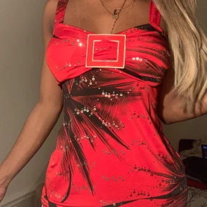 Ibiza topp - Säljer denna skit snygga unika toppen som går riktigt utomlandskänsla och passar in på den nya Ibiza trenden just nu. Köptes i augusti 2024 och har enbart används en gång så tröjan är i ny skick. Jag har storlek XS och den sitter så bra på mig så det finns snören på baksidan som kan kan dra åt💓