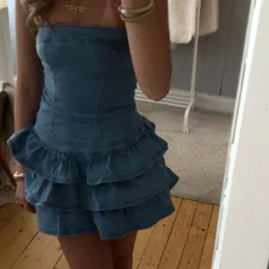 Jeans klänning  - Säljer min superfina jeans klänning med volanger! Använd ca 4 gånger så den är typ i nyskick🥰❌OBS ❌VÄLJ POSTNORD MIN INSTABOX STRULAR❌