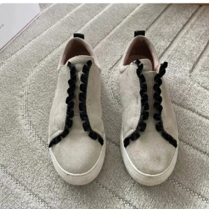 Beige/grå k.cobler skor med volang - Skit snygga skor som tyvärr är för stora för mig. Köpta på plick och är sparsamt använda av tidigare ägare🩷