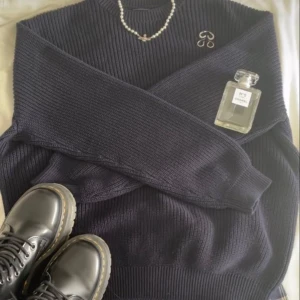 Navy blue sweater - Första bilden är lånad💓 använda den bilden som inspo förut men de är inte min stil längre! Tröjan liknar brandy melville tröjor☺️