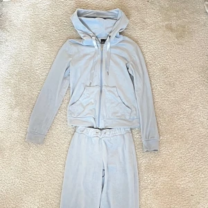 Velour Set - Mjukisbyxor och mjukis ziphoodie i ljusblått