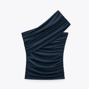Zara off shoulder top - Snygg mörkblå one shoulder topp med draperad design och åtsittande passform. Perfekt för att skapa en trendig och stilren look. Toppen har inga ärmar och är tillverkad i ett mjukt, stretchigt material. Den kommer inte att användas, därför säljer jag den!🙏💕