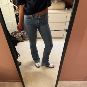 Blåa utsvängda jeans - Säljer ett par blå jeans med normal passform och raka/utsvända ben.